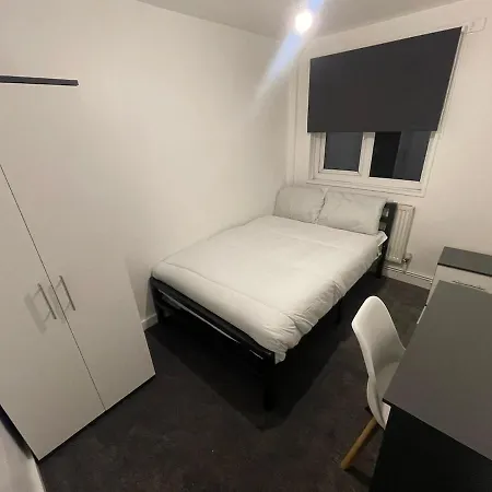 Holiday home Tranquil Park Escape Cosy Bedroom Shared Space Sheffield