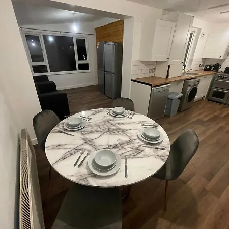 Tranquil Park Escape Cosy Bedroom Shared Space Holiday home Sheffield
